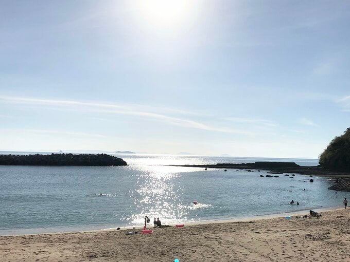 太陽の光ガキラキラと反射する海