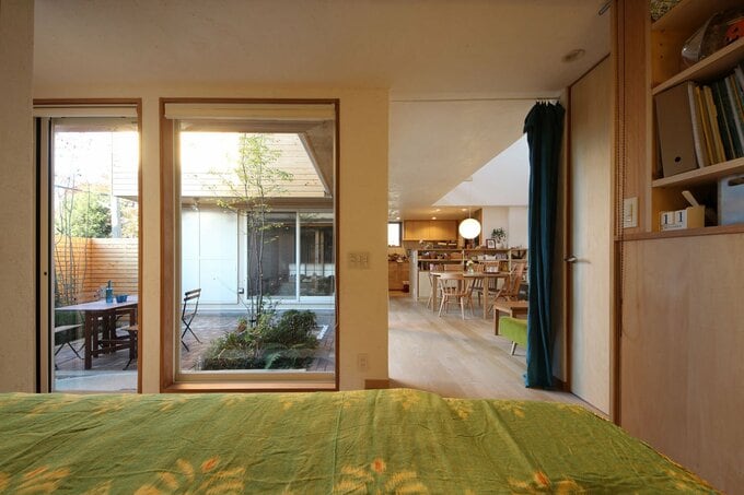 マッサージコーナーから玄関を見る