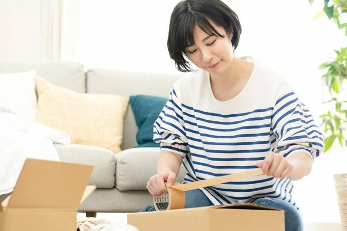 段ボールと女性