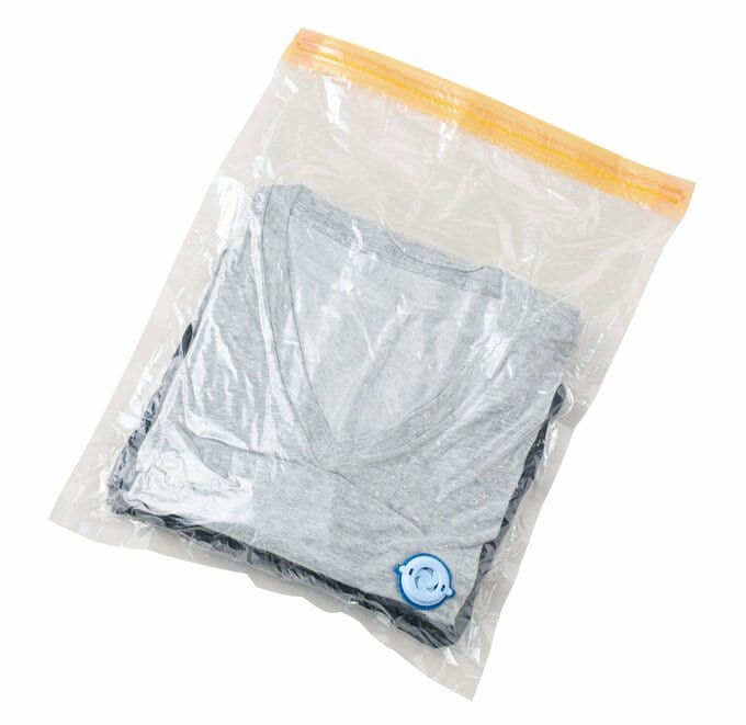 圧縮できる保存袋に入った着替えの服