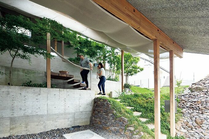 大屋根のおかげで、雨の日も駐車場から濡れずに家に入れる