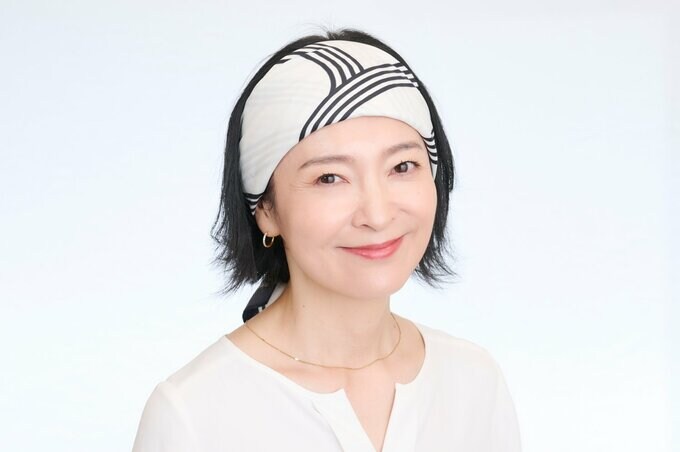 太いスカーフを巻いた女性
