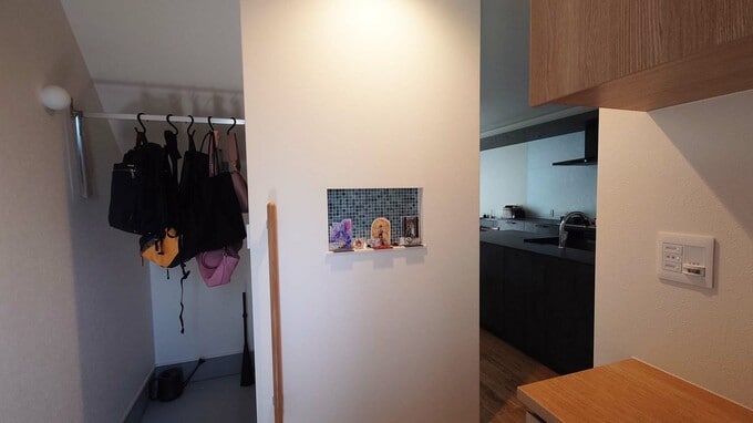 玄関からLDKを見る