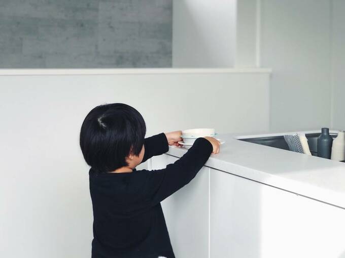 食器を持つ子ども