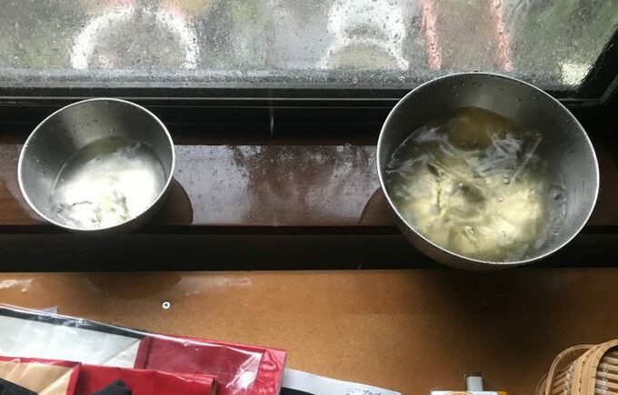 窓のフチにバケツ2つ