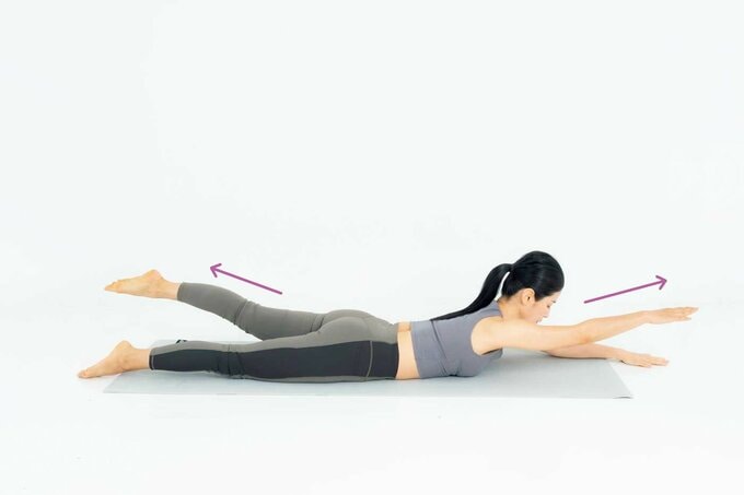 股関節ほぐしをする人