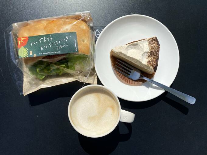 フォカッチャ、ケーキ、カプチーノ