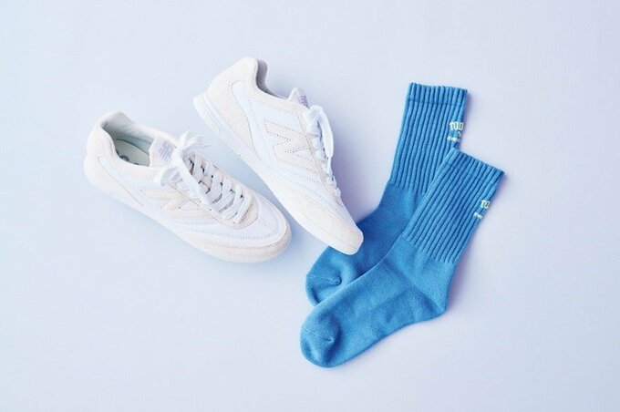白スニーカーとブルーソックス