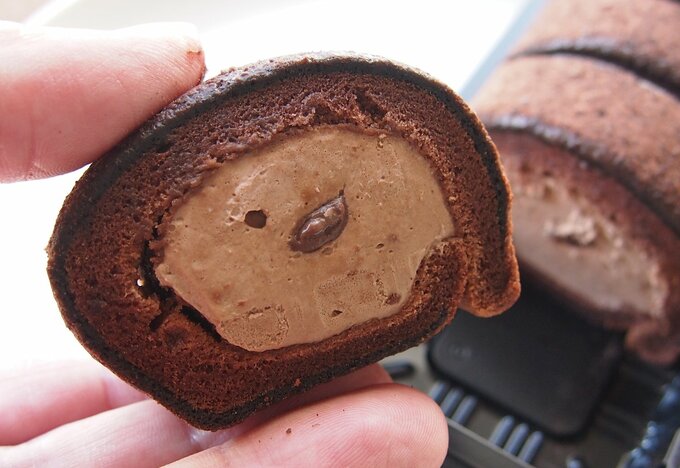お餅で巻いたもち食感ロール ショコラ中身