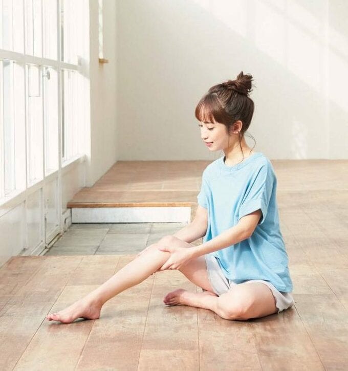 女性が足をほぐしている様子