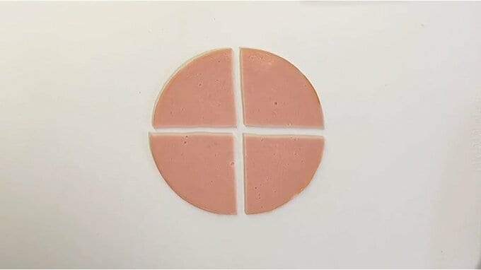 ハムを十字に切る