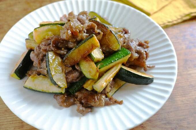 盛りつけたズッキーニと牛肉のオイスター炒め