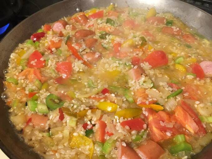 材料をすべてオリーブ油で炒めます