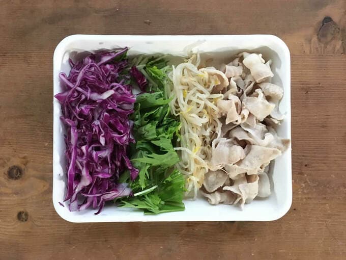 麺をゆでている間に具材を用意