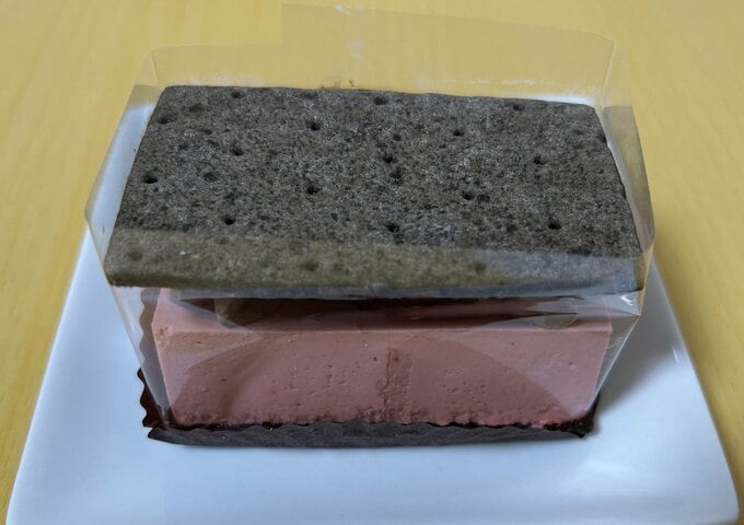 スタバのケーキ(皿の上)