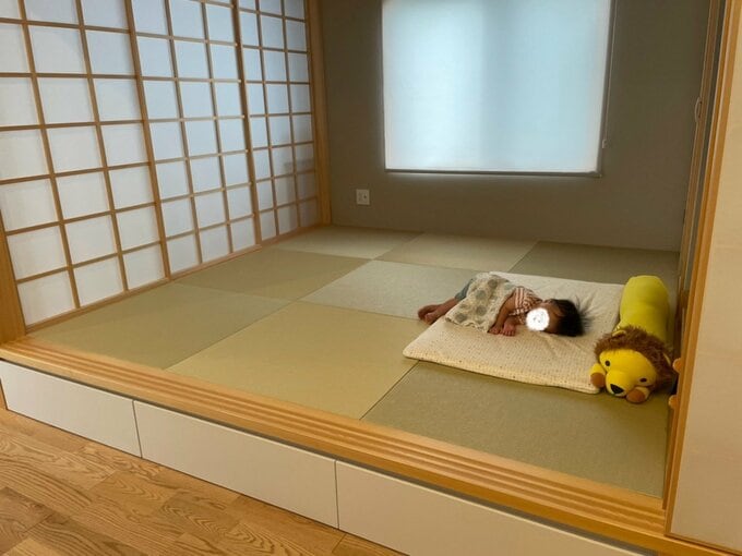 小上がりでお昼寝する子ども