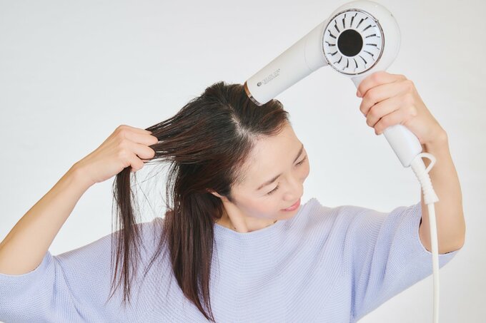 髪を乾かす女性
