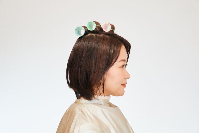ロッドを巻いた女性