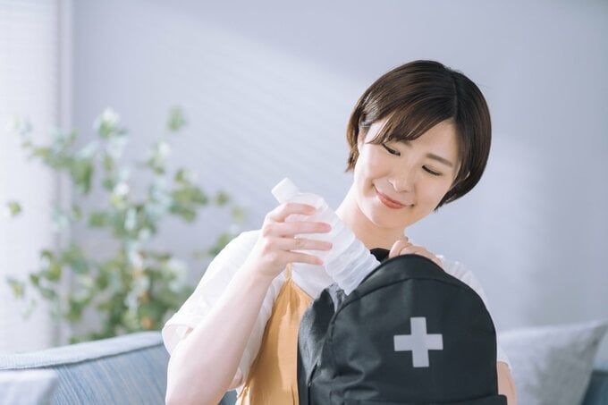 防災バッグと女性