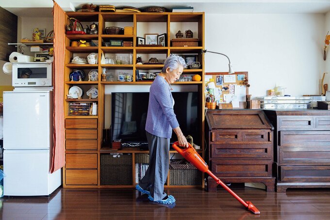 掃除をする老婦人
