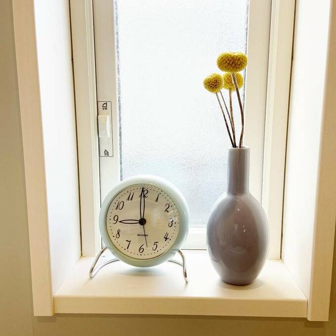 窓に時計など