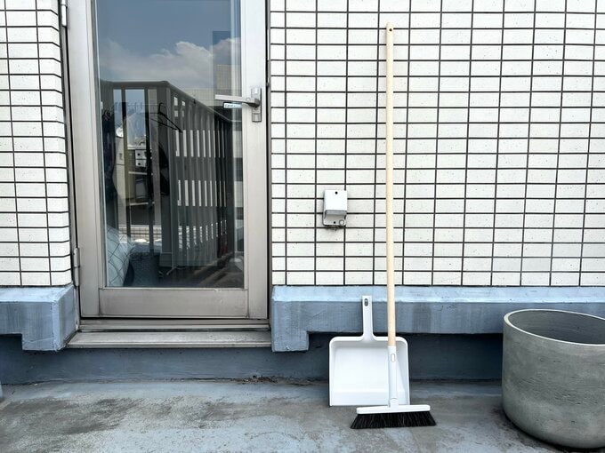 ホウキトチリトリが置かれたベランダ