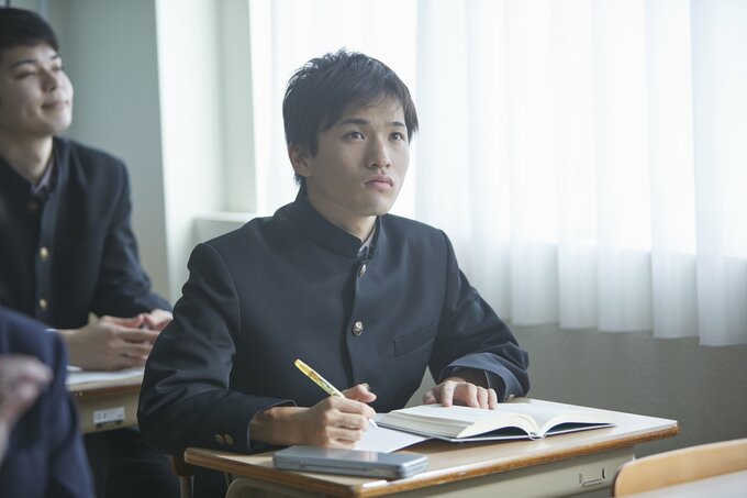 真面目に授業を受ける中学生男子