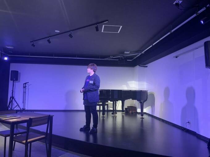 ステージにピアノと男性