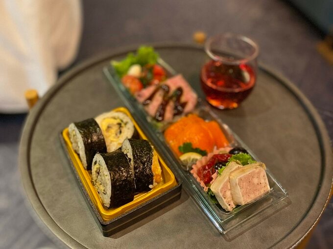 ホテルの部屋で夕食