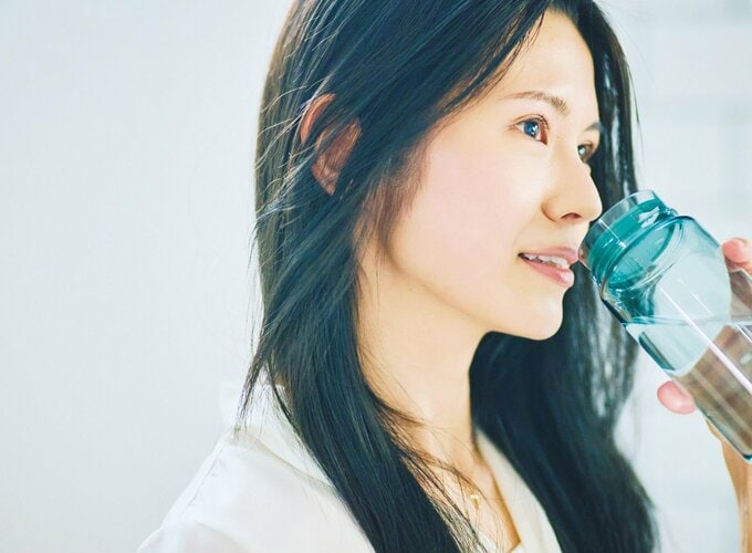 水を飲む女性