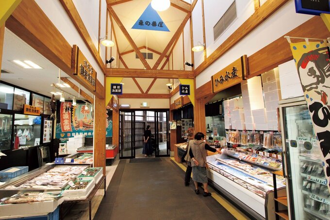お土産から食事まで30を超える専門店、飲食店が集まるのが「氷見漁港場外市場 ひみ番屋街」だ