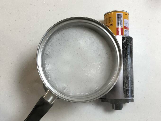 鍋に水と粉寒天を入れ火にかけて沸騰させている様子