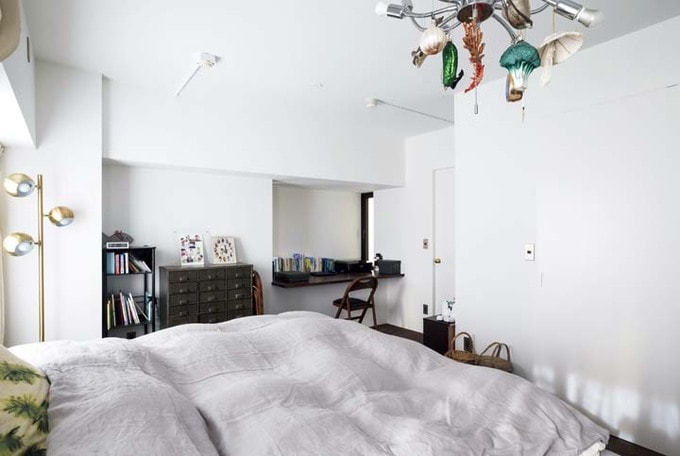 内部には収納を設けず、2つの大型収納に隣接させた寝室