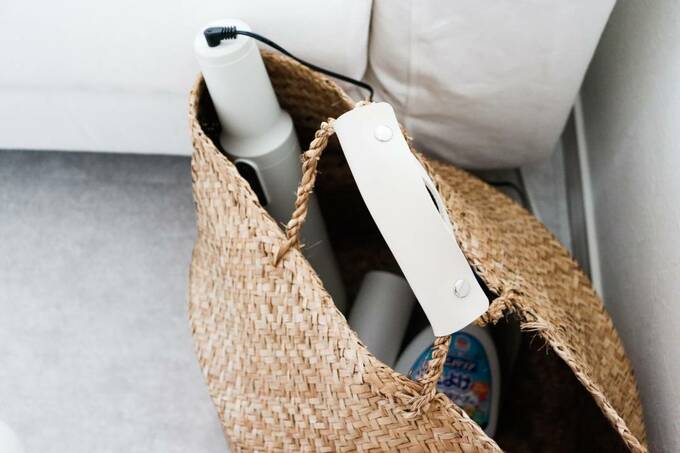 カゴに掃除道具