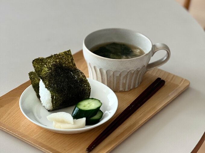 おにぎりと漬物とみそ汁の画像