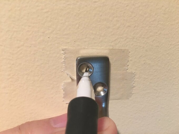 フックの設置位置に印をつける