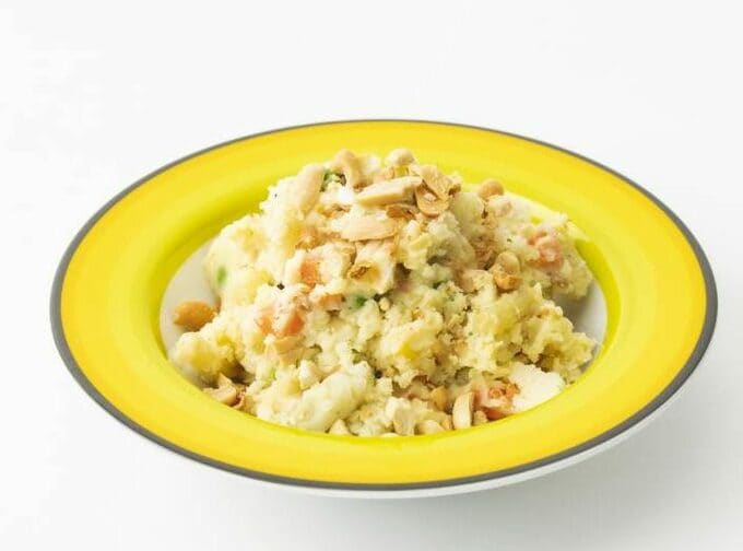 お皿にポテトサラダ