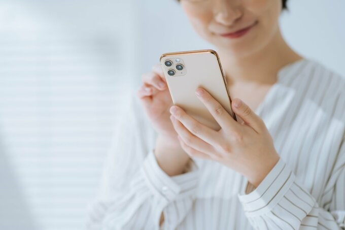 スマホを触る女性
