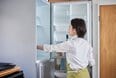 ごちゃつくキッチンの「即捨てリスト」。まずは冷蔵庫から始めるべき理由
