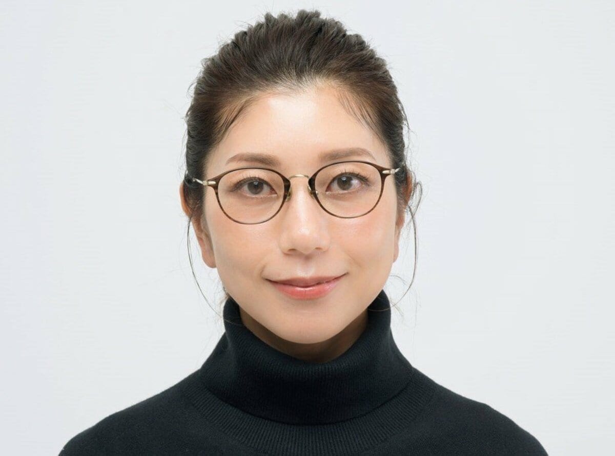 “老け見え”しない「メガネ選びのコツ」。サイズ&位置でおしゃれ感アップ | ESSEonline(エッセ オンライン)