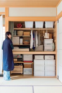 カーテンやコの字棚 箱を組み合わせて押し入れをプチ改造 ものの出し入れが快適に Esseonline エッセ オンライン カーテンやコの字棚 箱を組み合わせて押し入れをプチ改造 ものの出し入れが快適に Esseonline エッセ オンライン