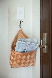 トイレの前に夫用の新聞入れを
