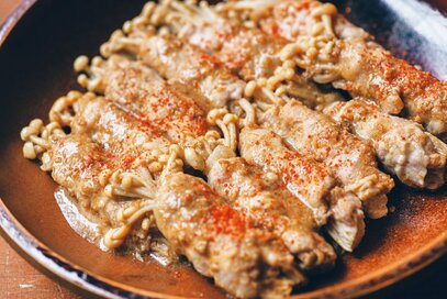 レンジで簡単「肉巻きエノキのゴマみそ蒸し」。塩分控えめなのにうま味ギュッ