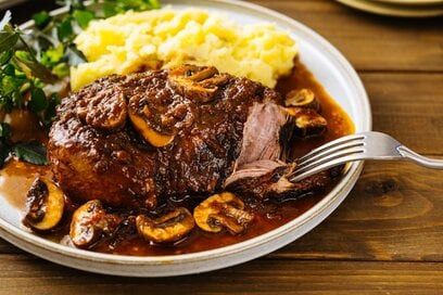 おもてなしにもぴったりの「赤ワイン煮込み」。本格味の秘密は野菜ジュースにあり