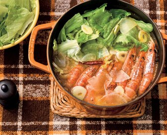 エビの濃厚だしとシャキっとレタスが好相性。冬のごちそう鍋