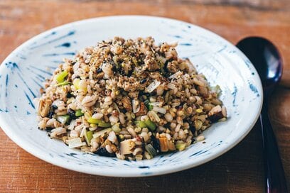 50代料理家の「雑穀チャーハン」減塩レシピ。ひき肉とシイタケのうま味がじゅわっと広がる
