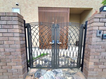 アイアンの門扉＆縦格子で玄関の見た目を格上げ。プライバシーの確保も