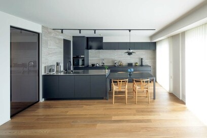 40代、100㎡のマンションリノベ。横一列のキッチンとテーブルで、家族一緒に過ごすLDKに