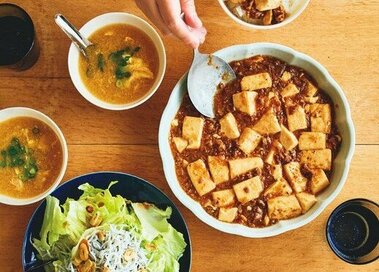 節約食材でつくる「麻婆豆腐」献立。クリームコーンの中華風卵スープを添えれば満足