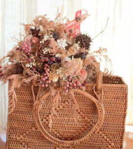 捨てられないバッグの活用術！メイク道具や電子機器、布団の収納に